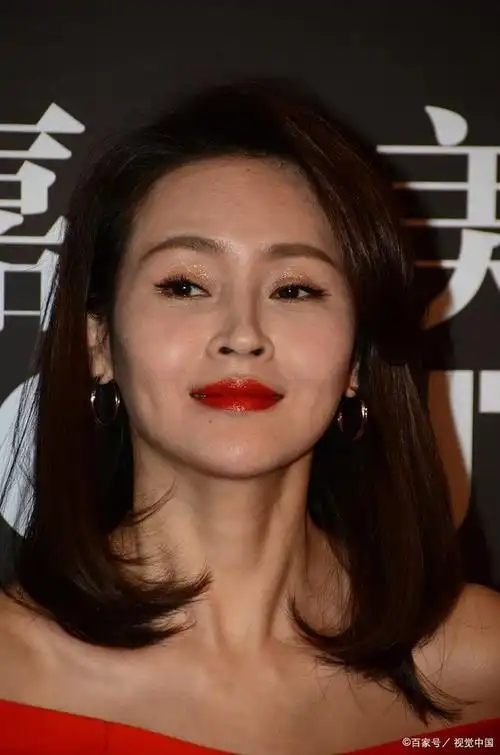 41岁女星于明加婚后秀恩爱!住高档豪宅面积大,笑容灿烂满面春光