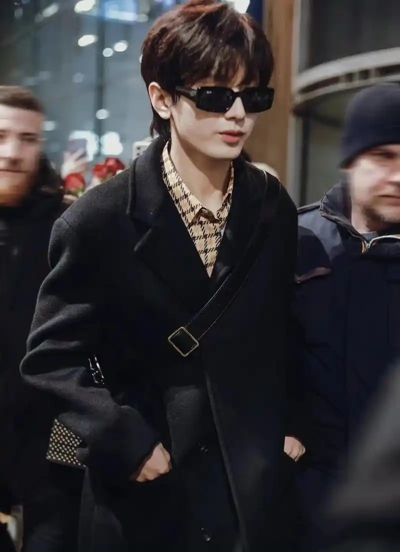 成毅抵达巴黎机场被拍,穿一件黑色长款大衣,酷帅又有型!