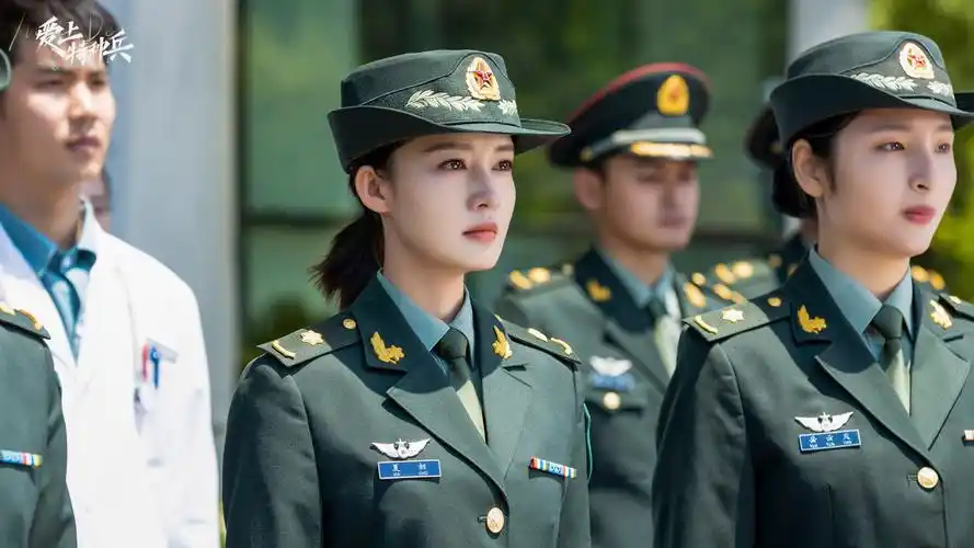 【美女壁纸免费下载】爱上特种兵李沁军装照,高清电脑壁纸大放送!