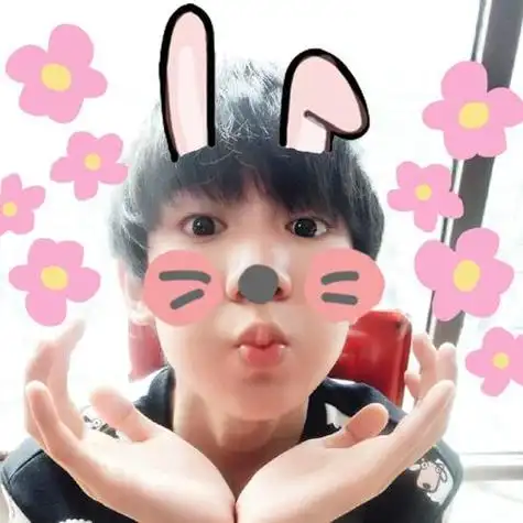 戴着兔耳朵的双手捧脸嘟嘴卖萌的tfboys王源头像
