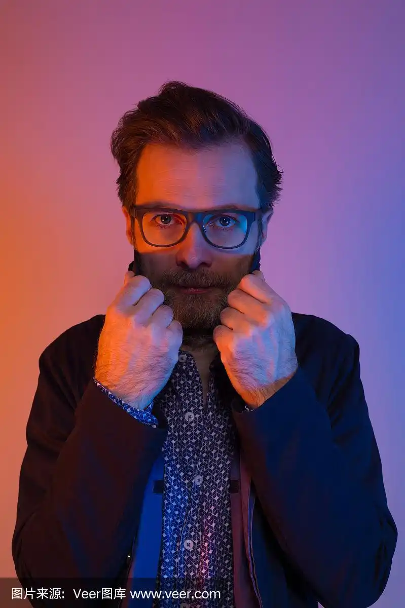 四十岁戴眼镜的白人男子的彩色肖像