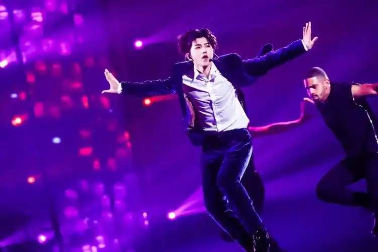 cr: ninepercent官博蔡徐坤抖音美好奇妙夜《wait wait wait》卫视首