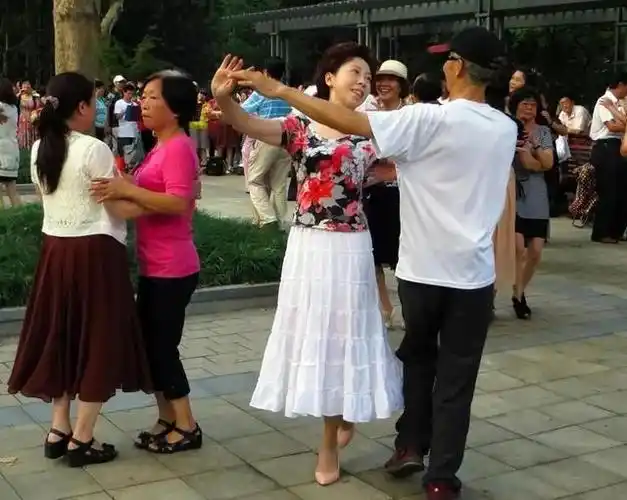 大妈为跳广场舞把9月大的孙子锁家里跳完发现儿子一家搬走了