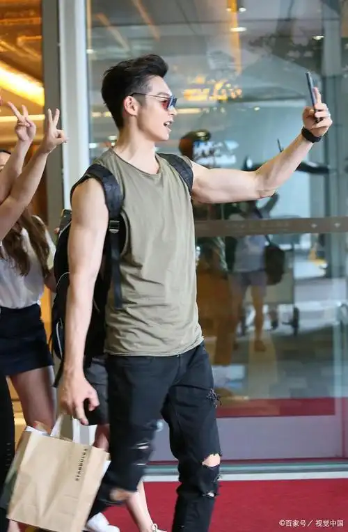 张一山怀疑杨紫瞒着自己上节目引热议 与张天爱韩东君等人聚餐