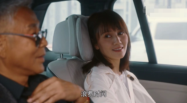 《流金岁月》戴茜的手环和锁锁的贺卡,叶谨言更爱谁?答案很显然