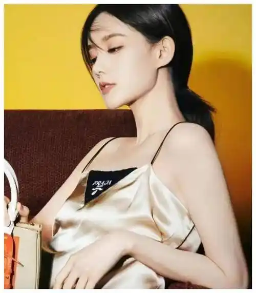 李一桐穿金色开叉吊带长裙,身材饱满性感妩媚,引发热议.