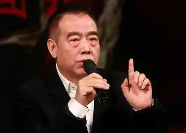 69岁陈凯歌身体状况引担忧走路缓慢需搀扶头发稀疏显老态