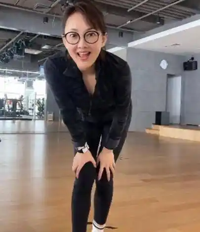 原创50岁牛莉健身房跳舞!穿紧身衣大秀好身材,不化妆皮肤白皙气色好