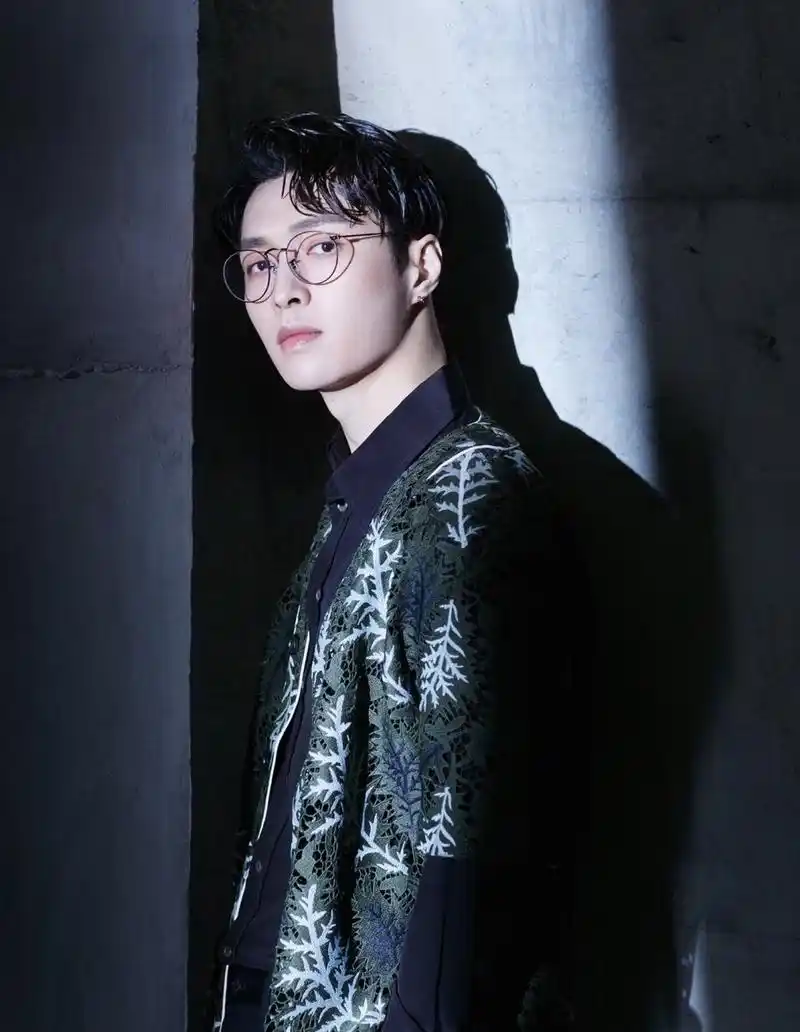 易烊千玺.戴眼镜加分的男星,吴亦凡酷帅,张艺兴"斯文败类",谁是你本命