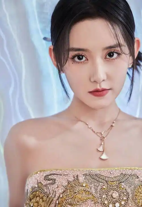 蒋依依是一个非常可爱的女孩子,她长得非常漂亮,五官精致,身材也很好