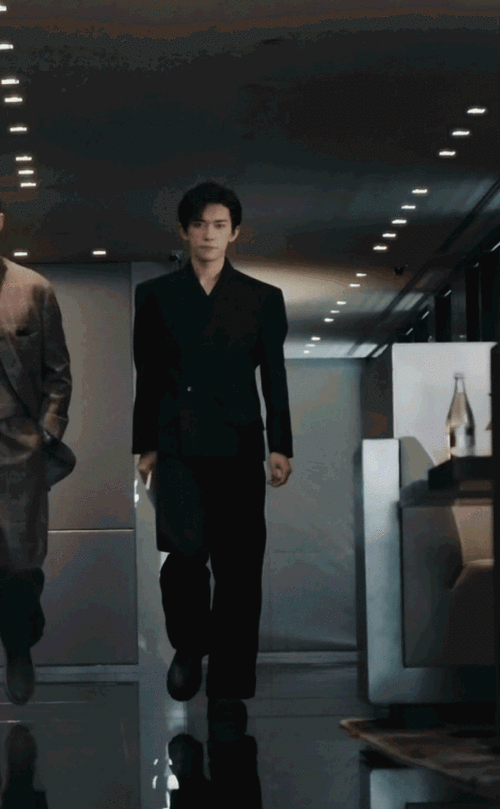 千玺王一博演杀手##易烊千玺实体专辑销售额近2亿##易烊千玺电影小小