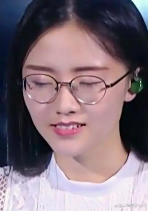 2017年7月,郭沁参加《中国新歌声第二季》,凭借演唱《美若黎明》加入