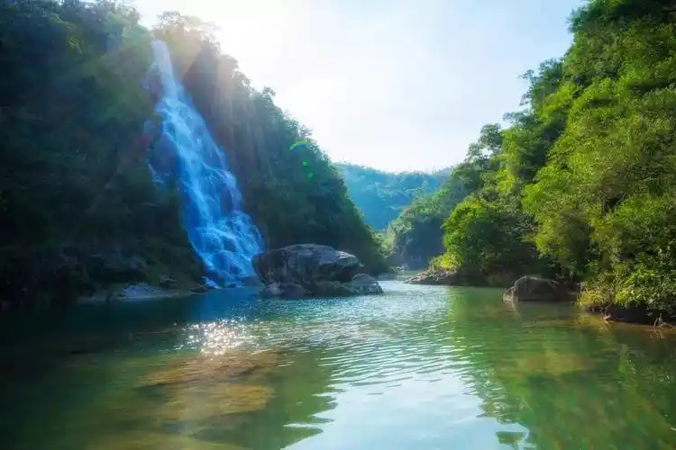 观景:遥看瀑布挂前川 古人说仁者乐山,智者乐水 而水底山九龙潭瀑布