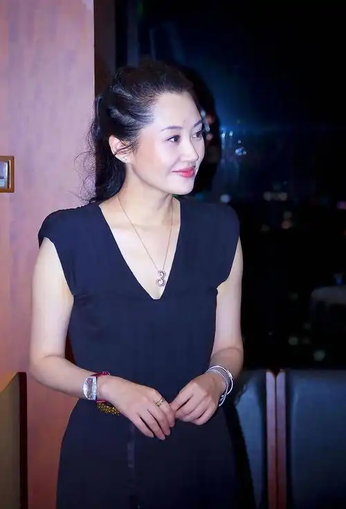 作为实力派女演员,许晴以其出色的演技和独特的时尚品味一直备受瞩目.