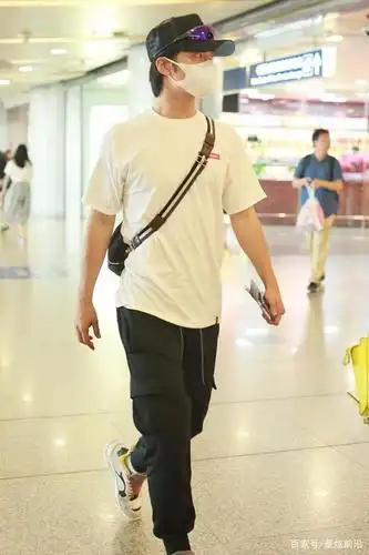 191cm高伟光和182cm窦骁,都搭配黑色长筒裤,不是个高就能赢