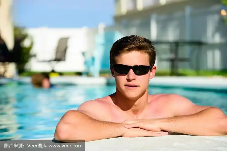 泳池里的帅哥