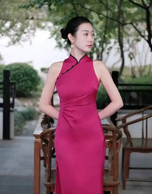 玫红色旗袍搭配银色高跟鞋:成熟与妩媚的东方韵味_女性_玫瑰色_魅力