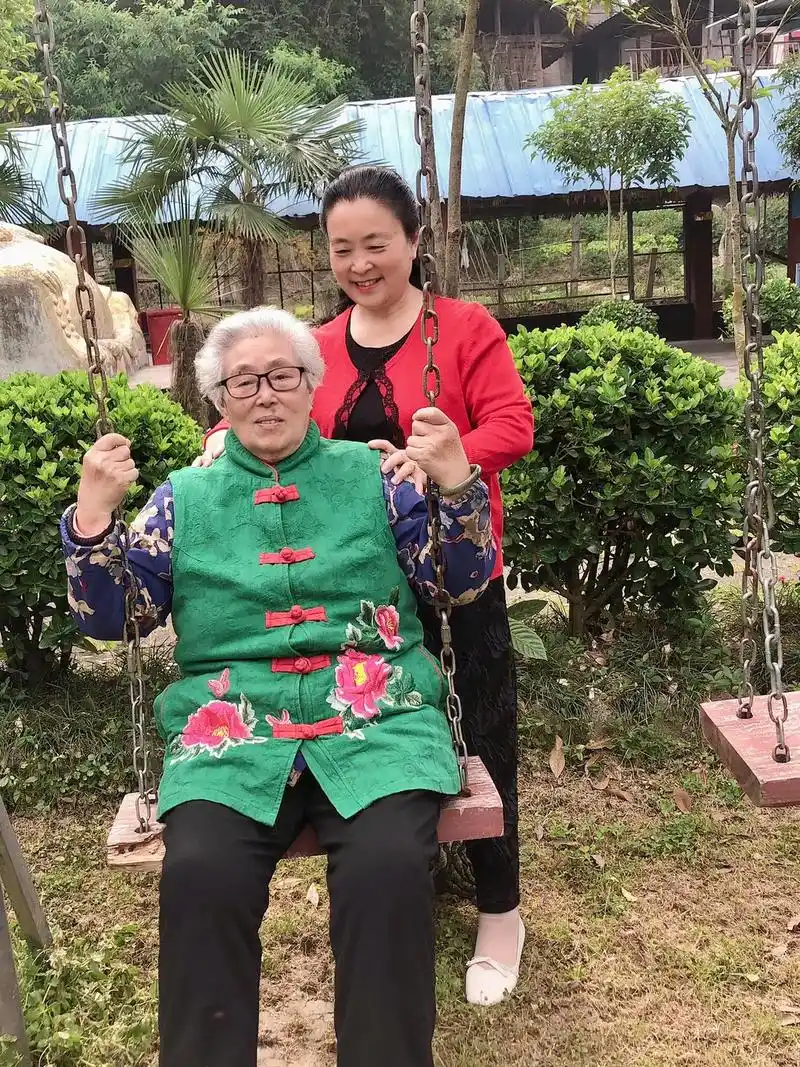 晒不起房,晒不起车,只能晒晒我慈祥的老母亲!愿我的母亲健康长 - 抖音