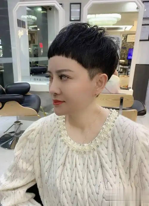 女生短发卷发发型有哪些2