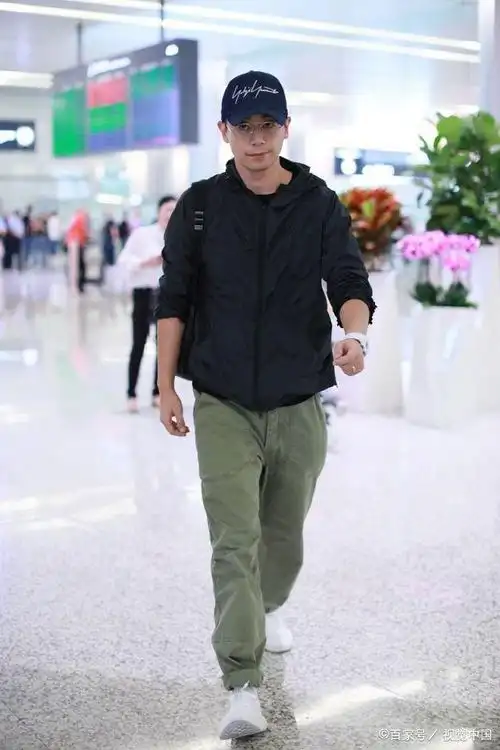 内地男演员现身机场,穿冲锋衣工装裤运动鞋,戴棒球帽帅气有型