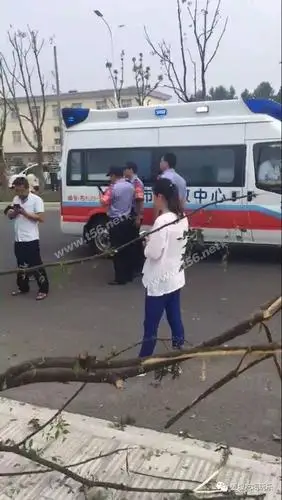 泰州寺巷附近发生惨烈车祸一名骑电动车的女孩当场死亡孩子妈疯了