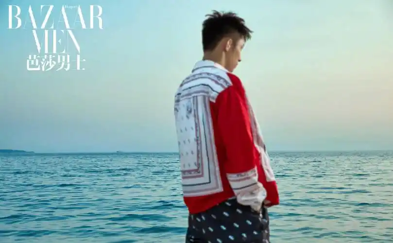 黄景瑜海滩拍大片身材完美衣品也有范儿网友调侃想看泳装