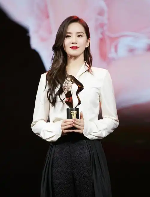 刘诗诗超话#cosmo时尚盛典#@刘诗诗获颁"时尚无惧年度人物",在角色中