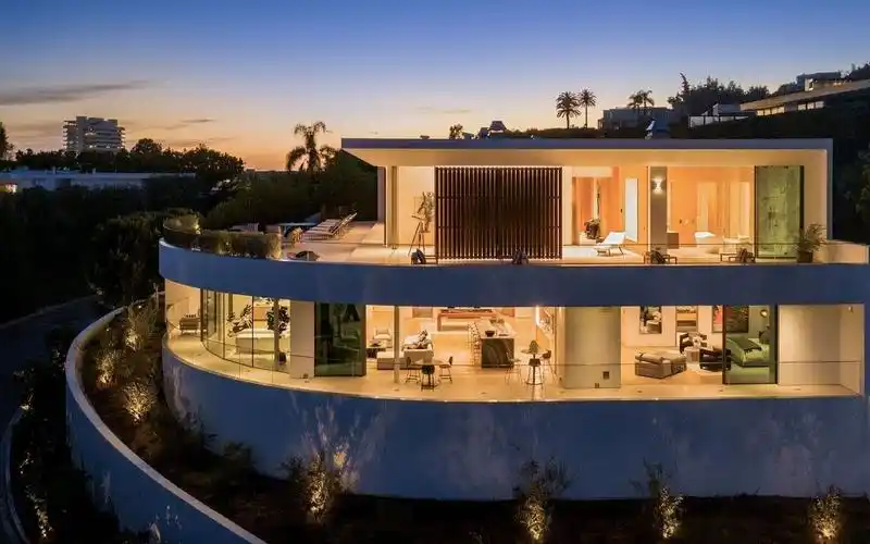 【豪宅欣赏】洛杉矶拥有令人惊叹城市美景的好莱坞山弧形半山豪宅