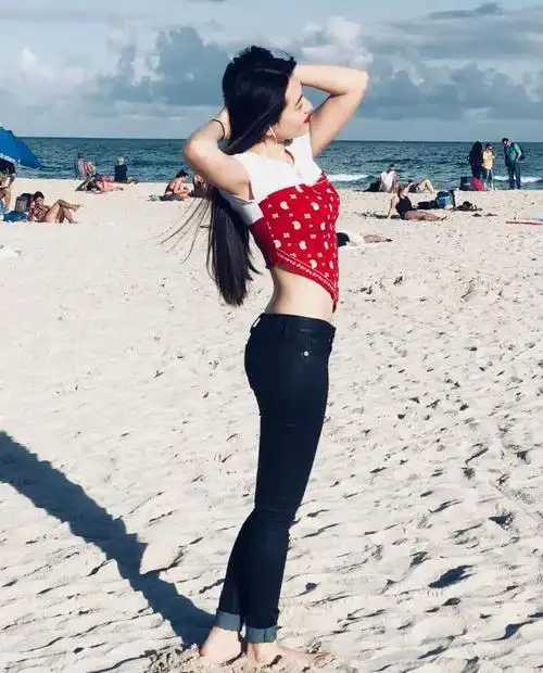 宁丹琳身穿粉红色的上衣,搭配粉色的格子半身裙,这颜色搭配凸显出少女