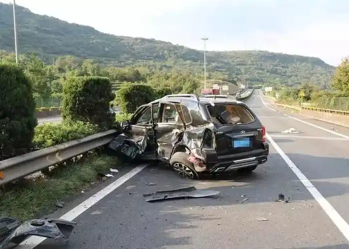 视频记录恐怖瞬间绍兴高速车祸男子甩出车外坠落身亡只因为