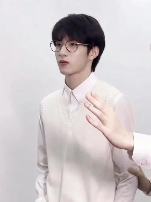 救命吧我真的爱惨刘耀文戴眼镜了