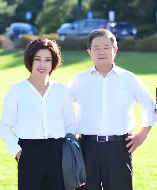 刘晓庆夫妇罕见同框,穿白衣黑裤气质似小姑娘,与老公不像同辈人_衬衫