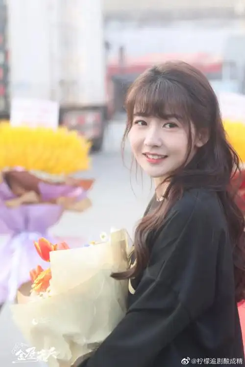 赖美云金屋藏夫开机路透#小七新剧开机了,软软糯糯的,好可爱啊金尾刎