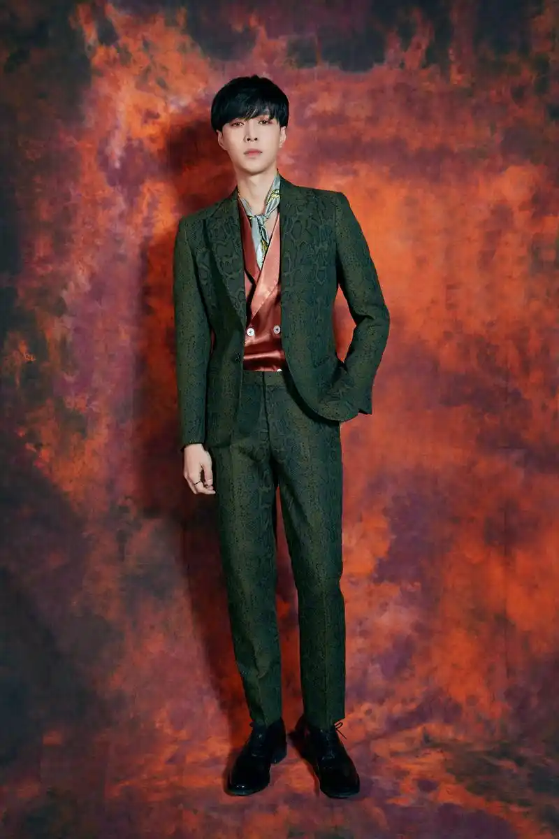 今日,张艺兴以一身墨绿色蛇纹西装亮相活动,酷感不羁,复古有型,行走间