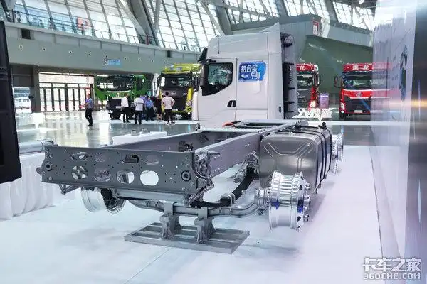 铝合金大梁13升6x4牵引车自重破72吨