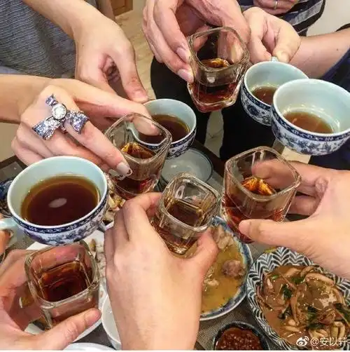 这种喝酒的照片不用猜就知道,那个带钻戒的就是安以轩的手啦!