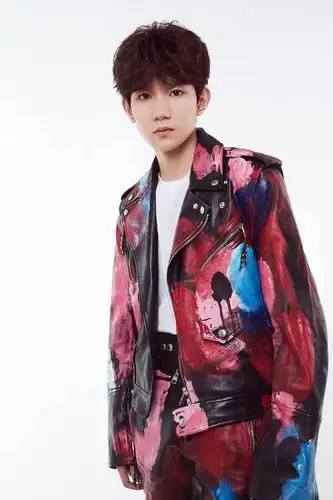 王源"流星妆"惊艳瞩目 五周年演唱会完美落幕