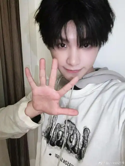 黄明昊出道六周年##黄明昊素颜状态