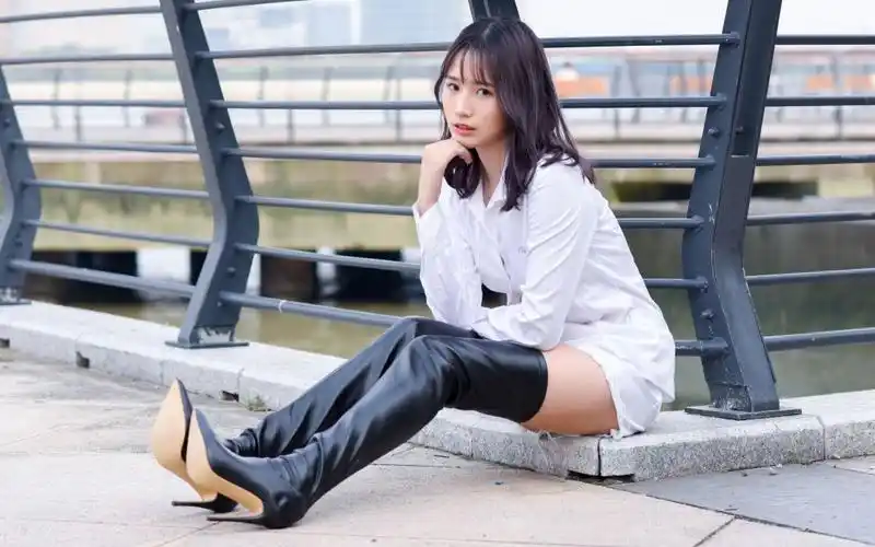 浦西世博园区滨江大道身材绝美的女神长靴写真