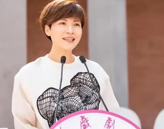 主播吉雪萍嫁富豪老公后幸福美好,生下一对儿女,家庭和睦