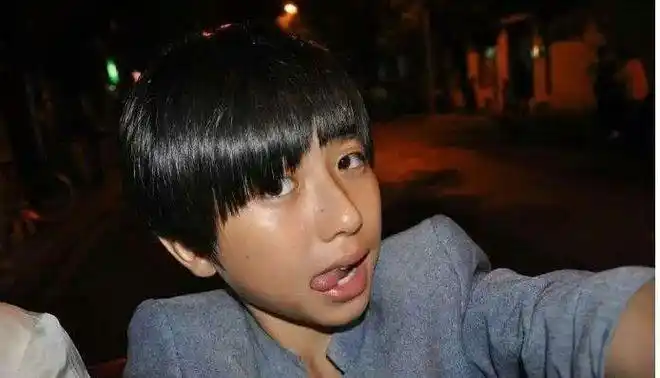 下面这几张照片是蔡徐坤小时候去北京旅游时的旅游照,来对比一下看看