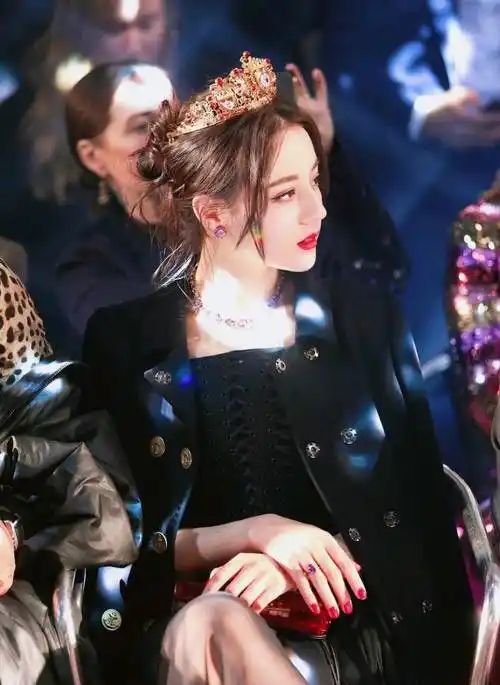 原创迪丽热巴舞台造型曝光小碎步手势简直是可爱的化身