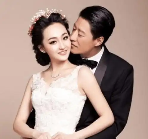 于震:二婚娶小13岁娇妻,婚后连生三胎,如今一家五口其乐融融_方柏霓