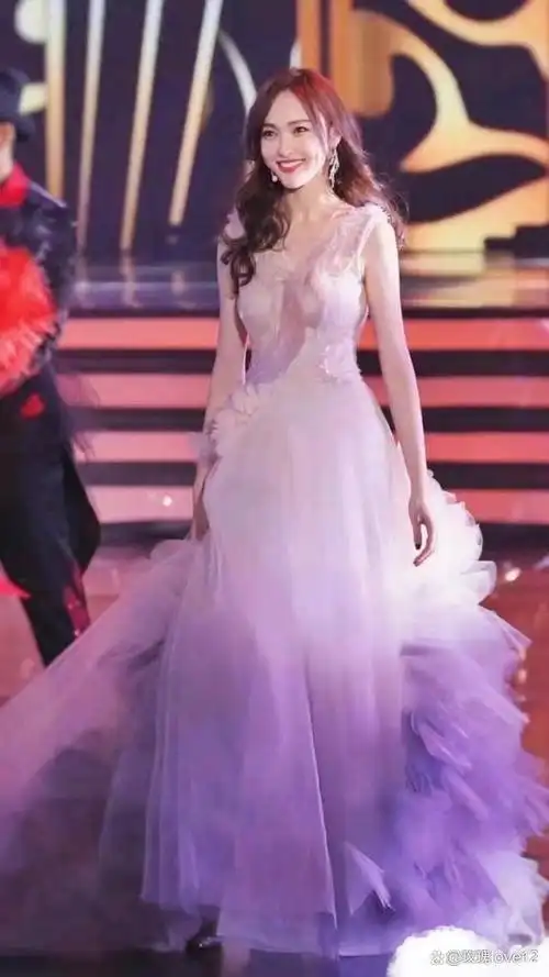 唐嫣身材纤细笑起来很灿烂拨云见日般的美妙