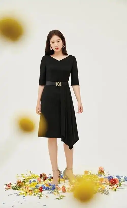 朴信惠春日裙装穿搭举手投足间优雅迷人真是人比花娇