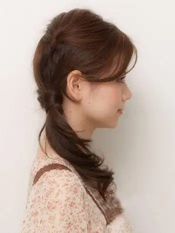 这款马尾辫看上去不错吧~斜刘海发顶蓬松侧扎马尾辫