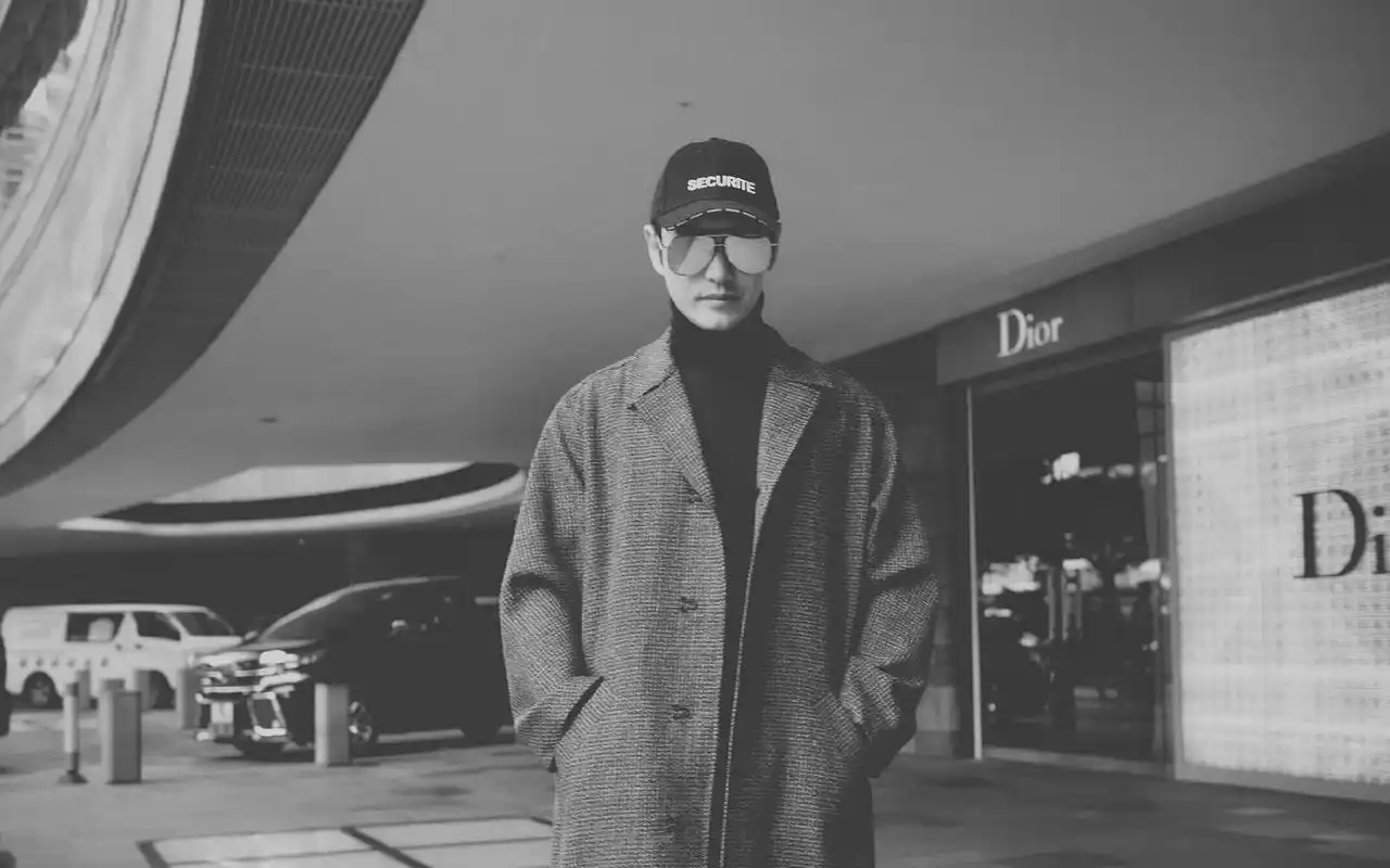 黄晓明复古黑白街拍图片桌面壁纸