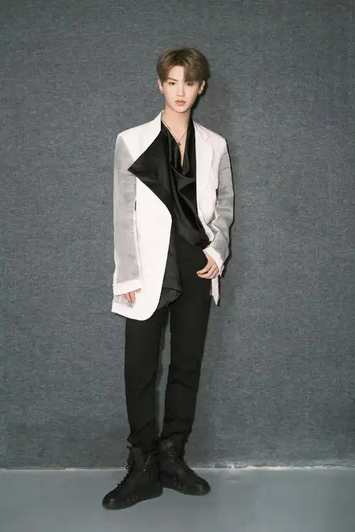 家门口追星的好机会jonyjgai黄明昊在重庆欢乐谷hve电音节等你