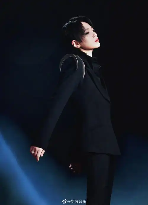 周笔畅微博之夜金属西装