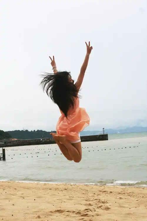 来一张青春活力的特写,看我的剪刀手.